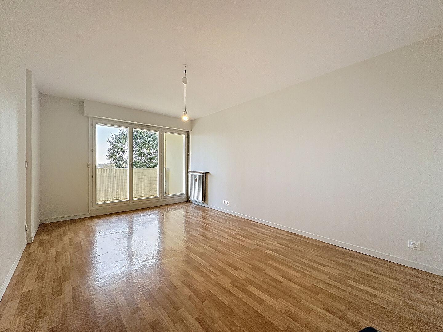 CHARTRES - 3 pièces avec balcon et parking - chauffage + eau inclus