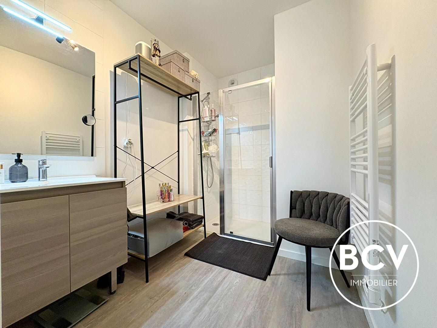 Appartement T4 terrasse, parking intérieur et cave