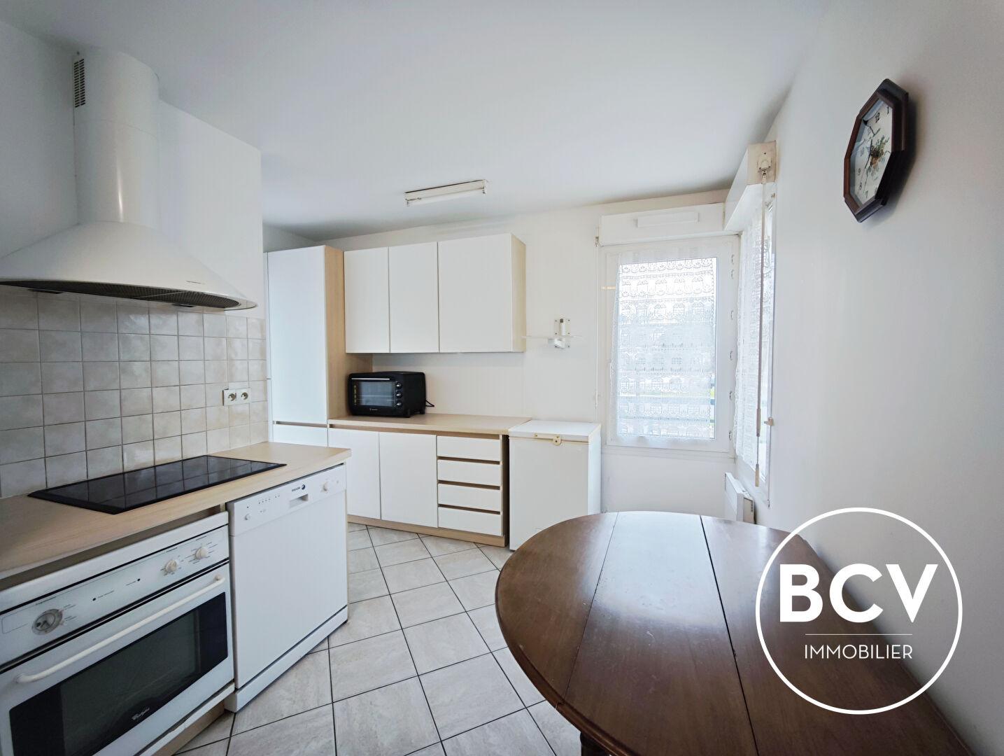 T5 CHARTRES garage + place de parking + cave