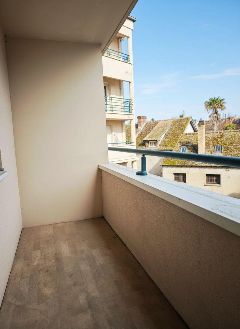 T5 CHARTRES garage + place de parking + cave