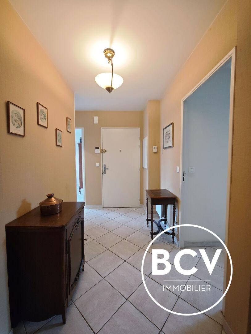 T5 CHARTRES garage + place de parking + cave