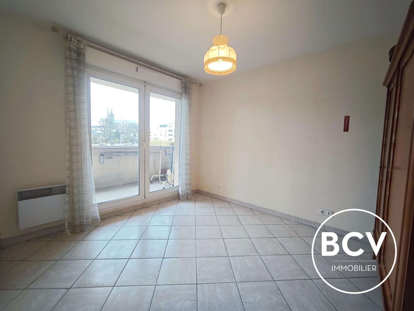 T5 CHARTRES garage + place de parking + cave