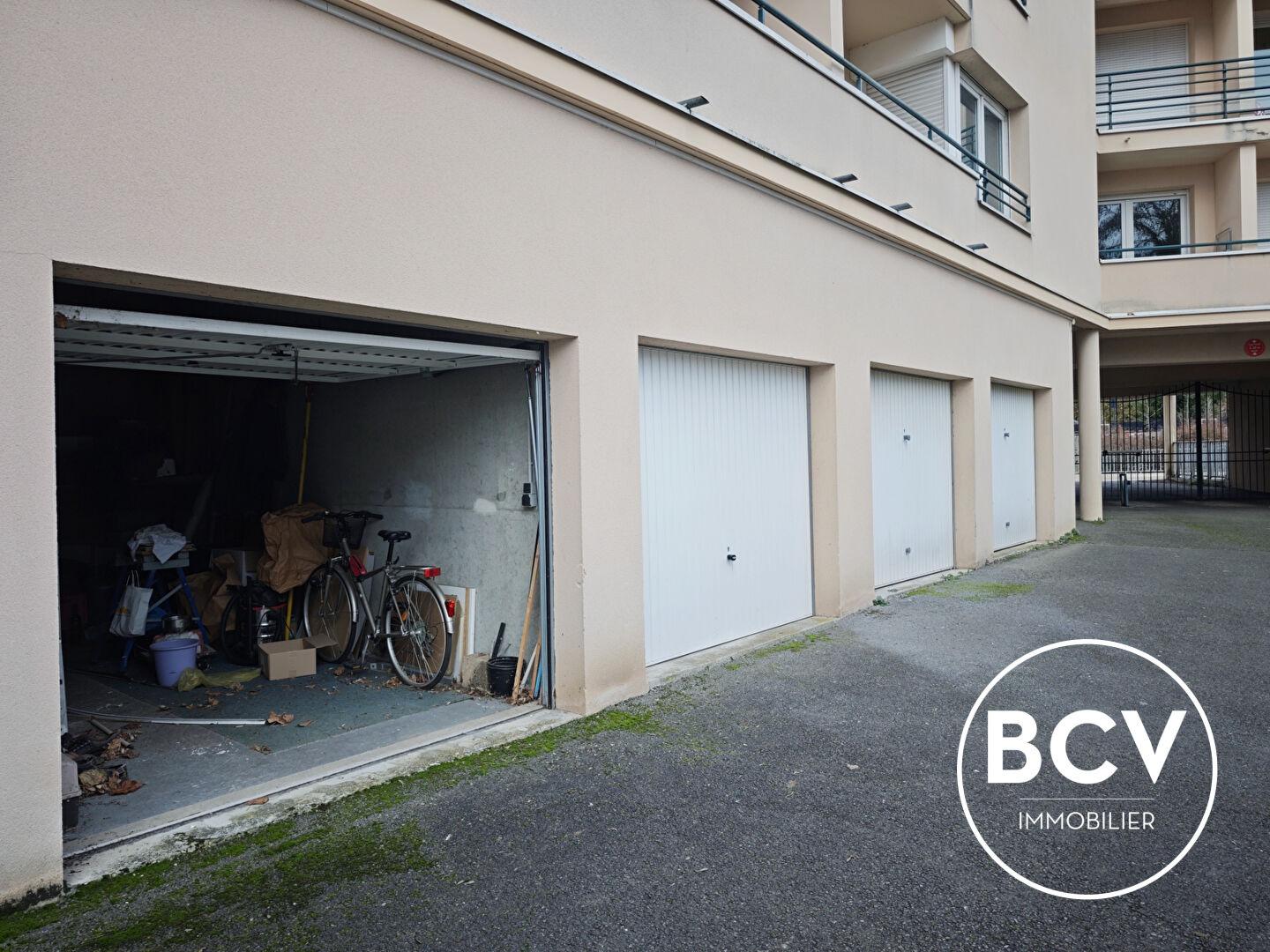 T5 CHARTRES garage + place de parking + cave