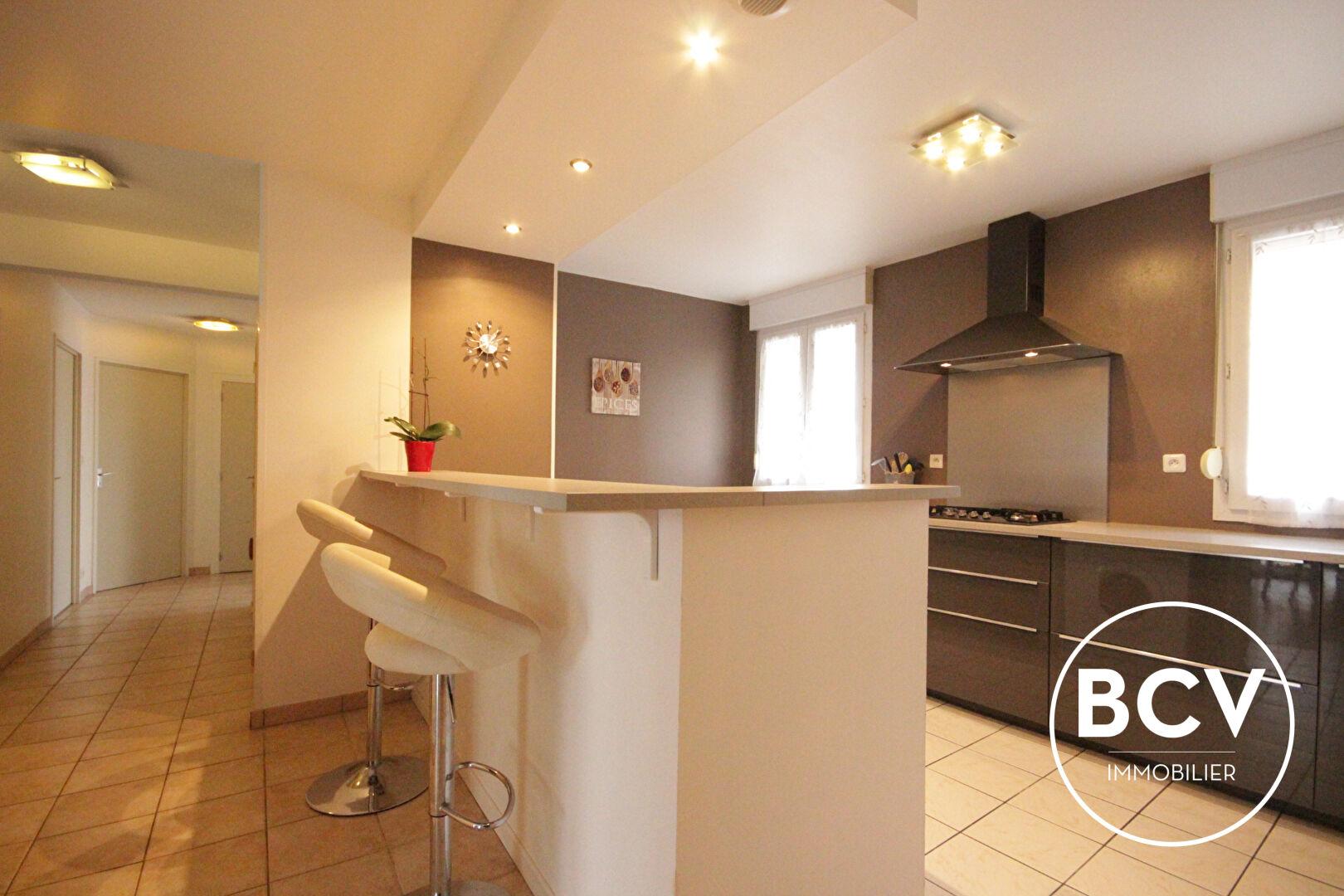 Secteur gare T5 comprenant 4 chambres. Place de parking en sous-sol