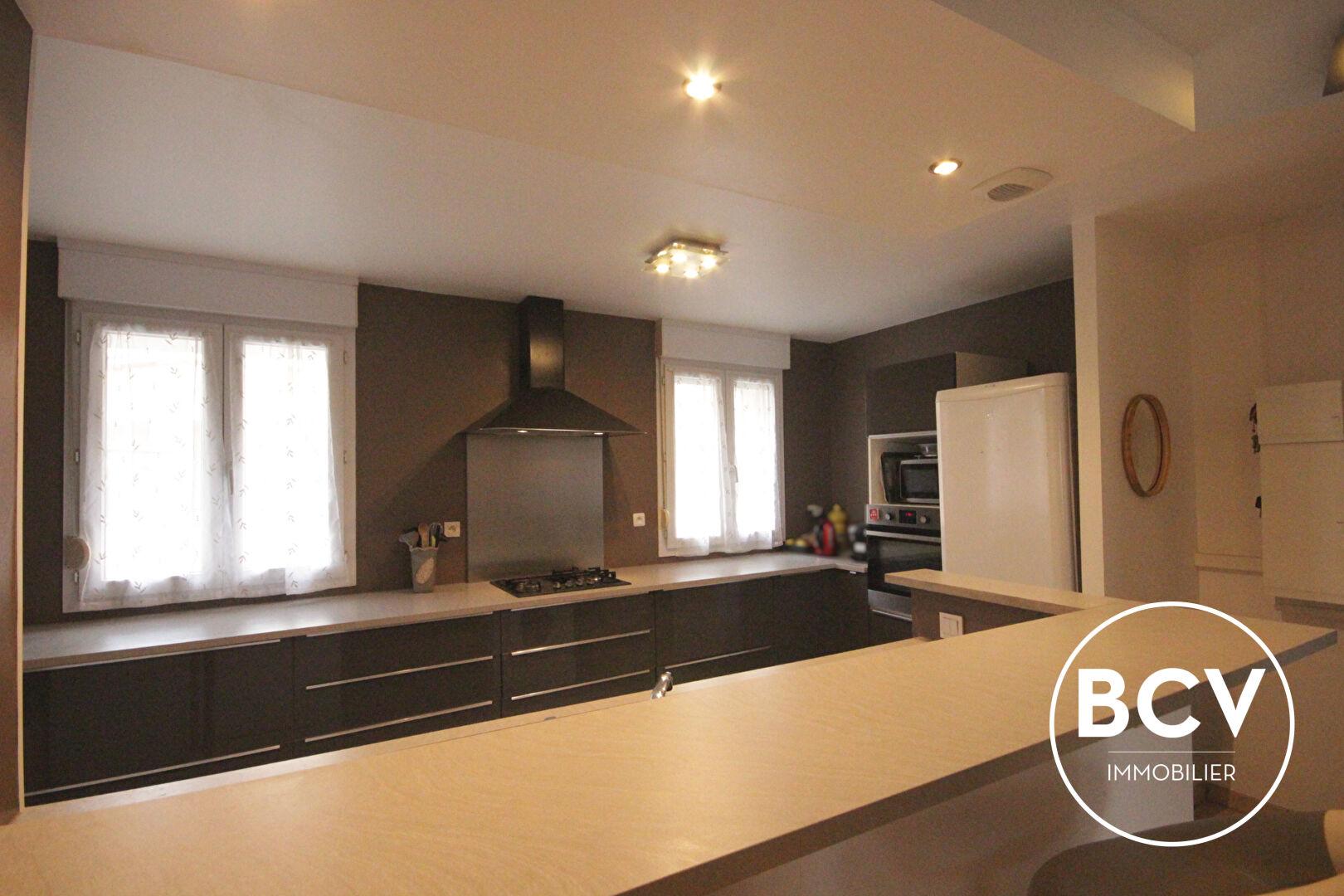 Secteur gare T5 comprenant 4 chambres. Place de parking en sous-sol