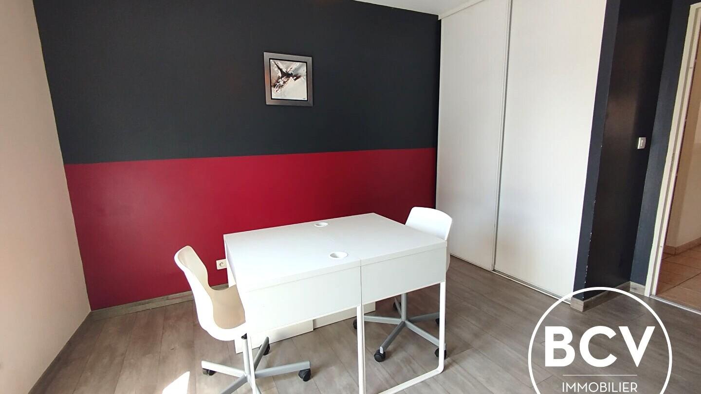 Secteur gare T5 comprenant 4 chambres. Place de parking en sous-sol