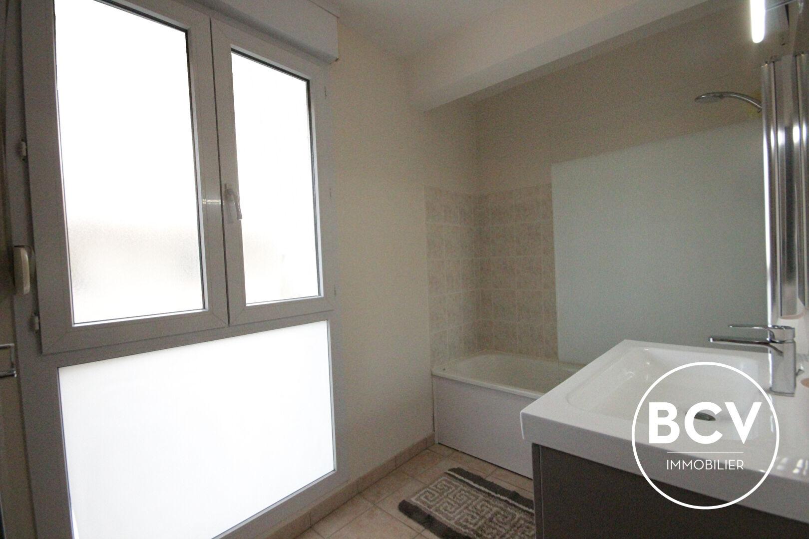 Secteur gare T5 comprenant 4 chambres. Place de parking en sous-sol