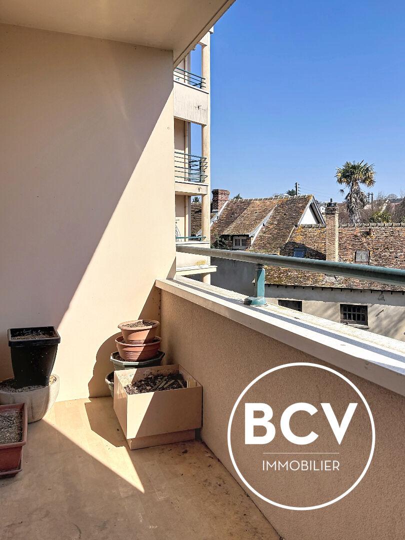 T5 CHARTRES garage + place de parking + cave