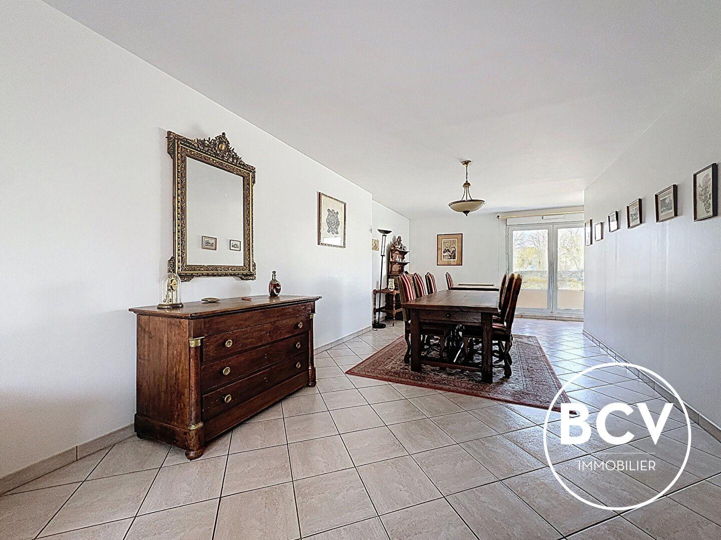 T5 CHARTRES garage + place de parking + cave