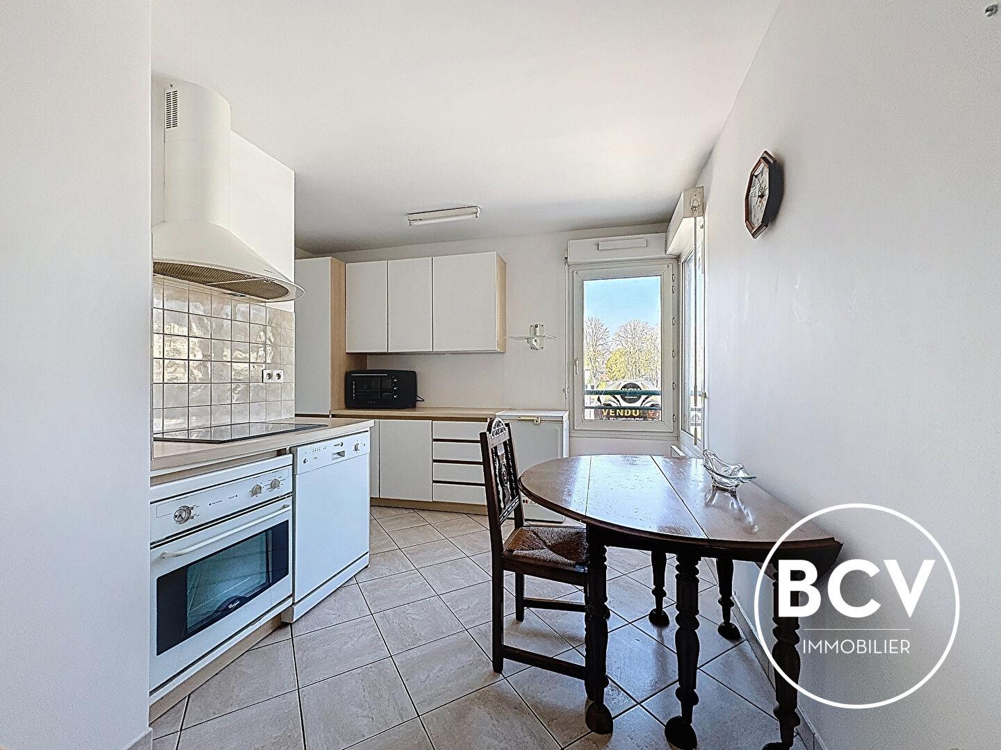 T5 CHARTRES garage + place de parking + cave