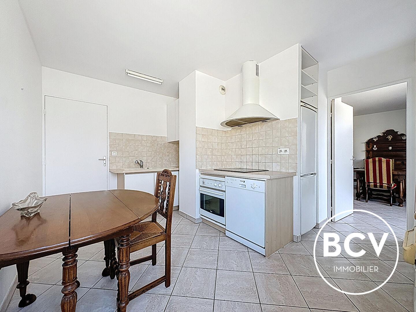 T5 CHARTRES garage + place de parking + cave