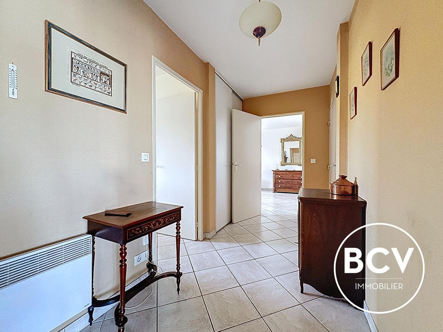 T5 CHARTRES garage + place de parking + cave