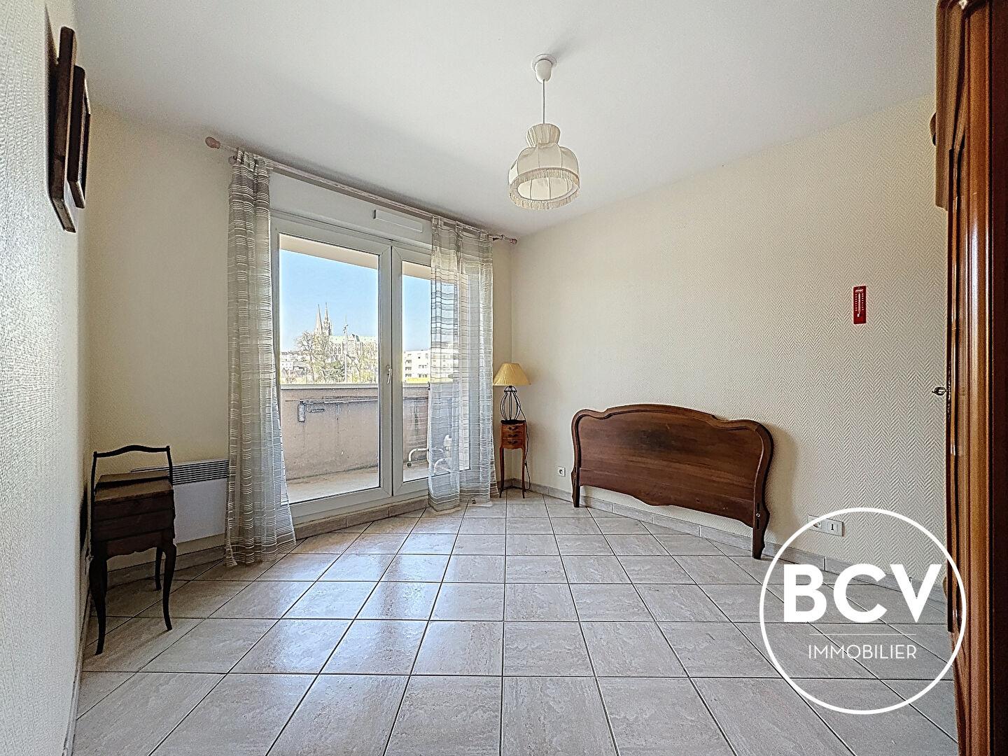 T5 CHARTRES garage + place de parking + cave