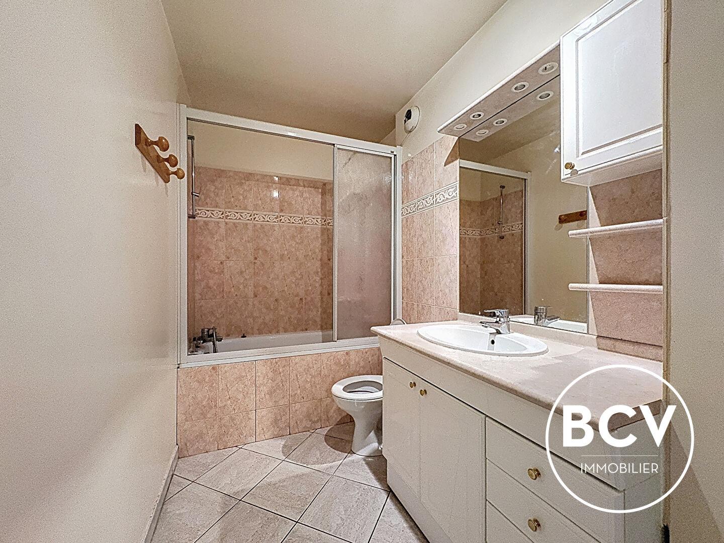 T5 CHARTRES garage + place de parking + cave