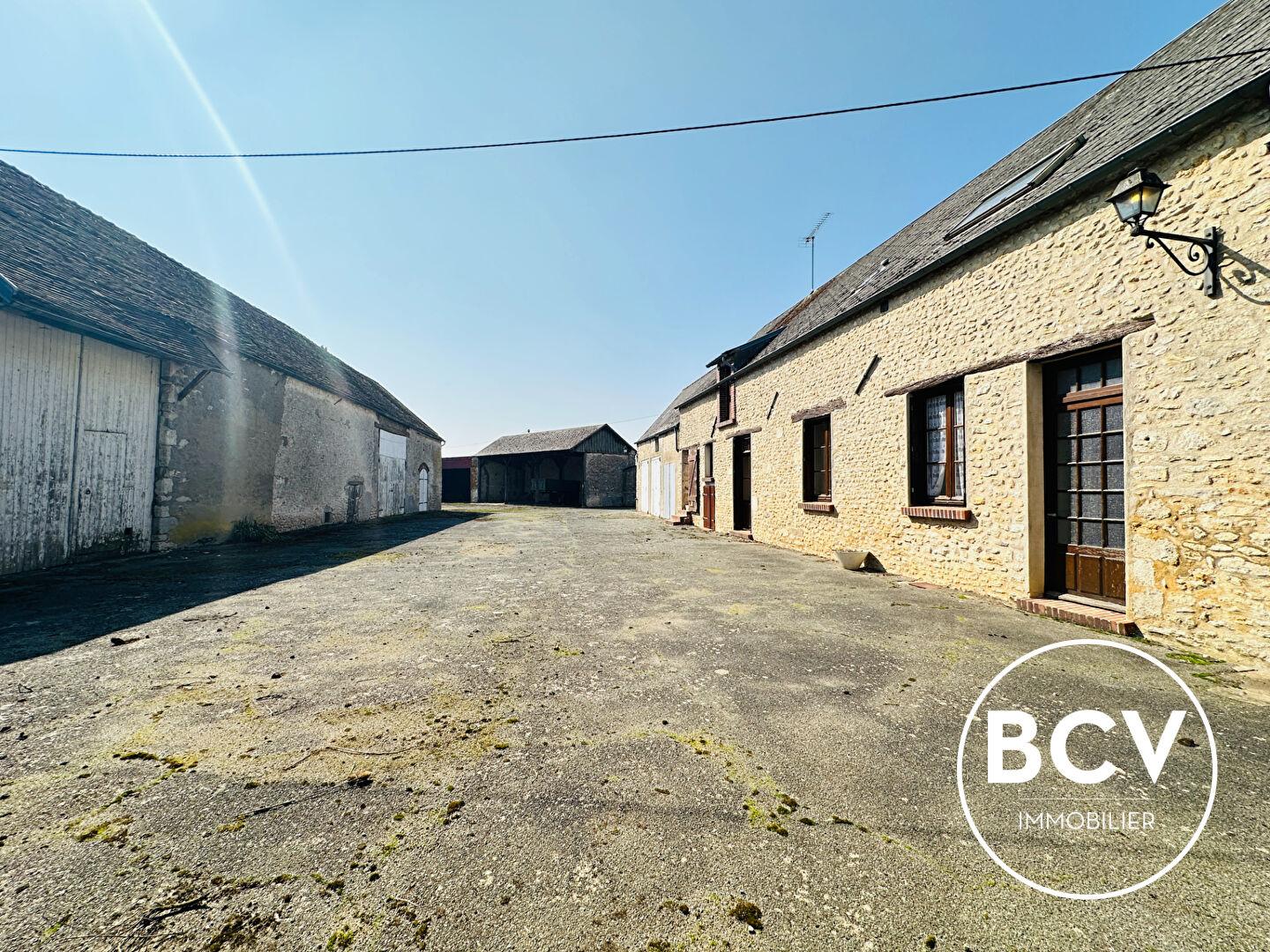 Ancien corp de ferme avec maison dépendances et hangar