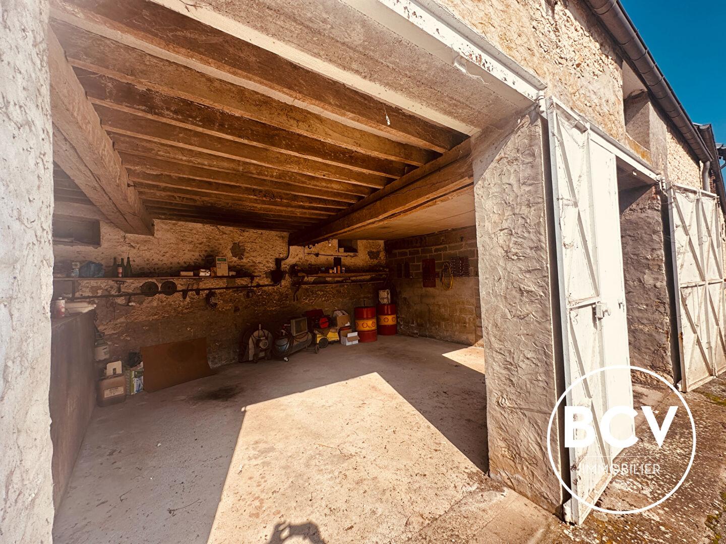 Ancien corp de ferme avec maison dépendances et hangar