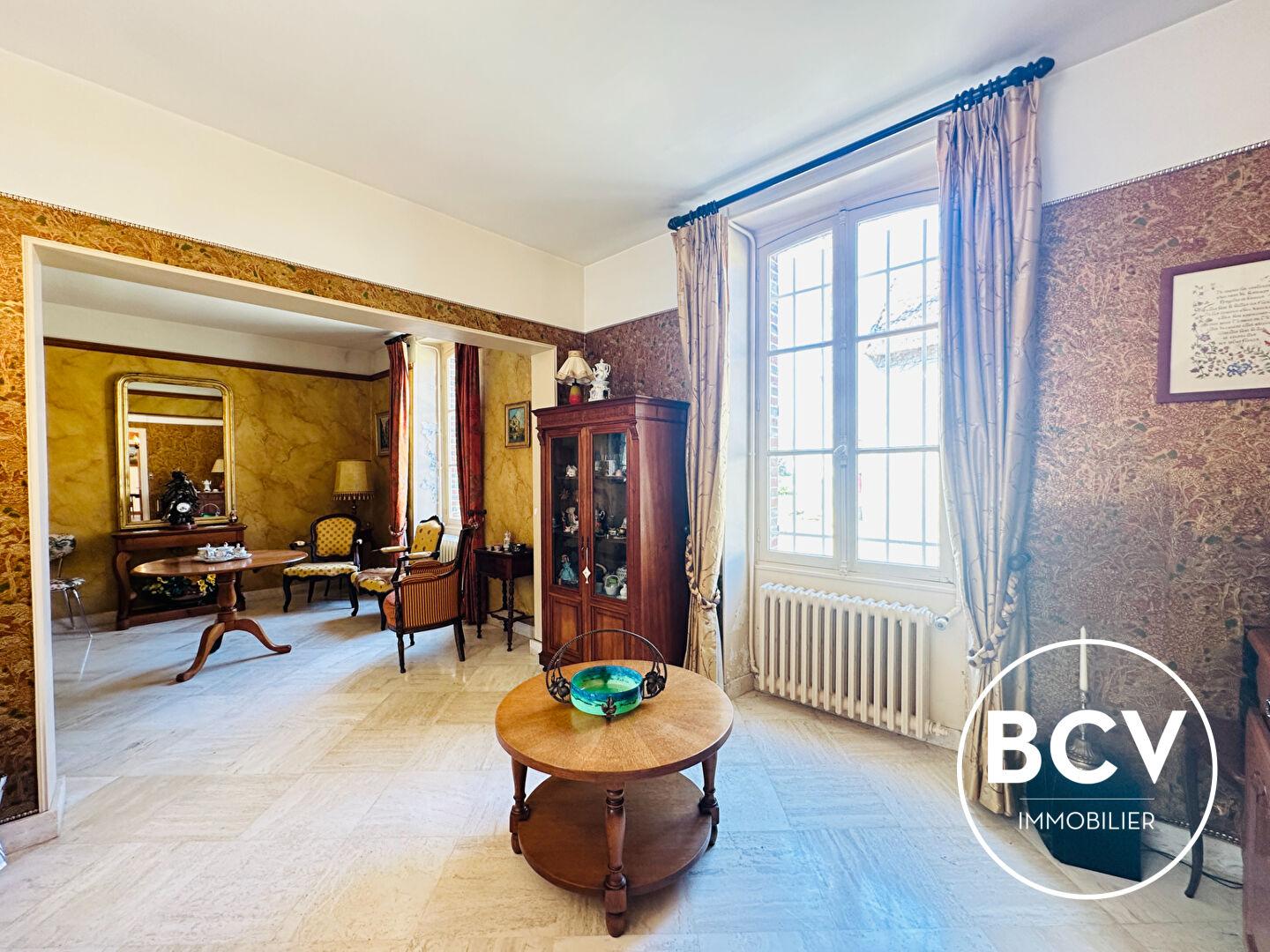 Ancien corp de ferme avec maison dépendances et hangar