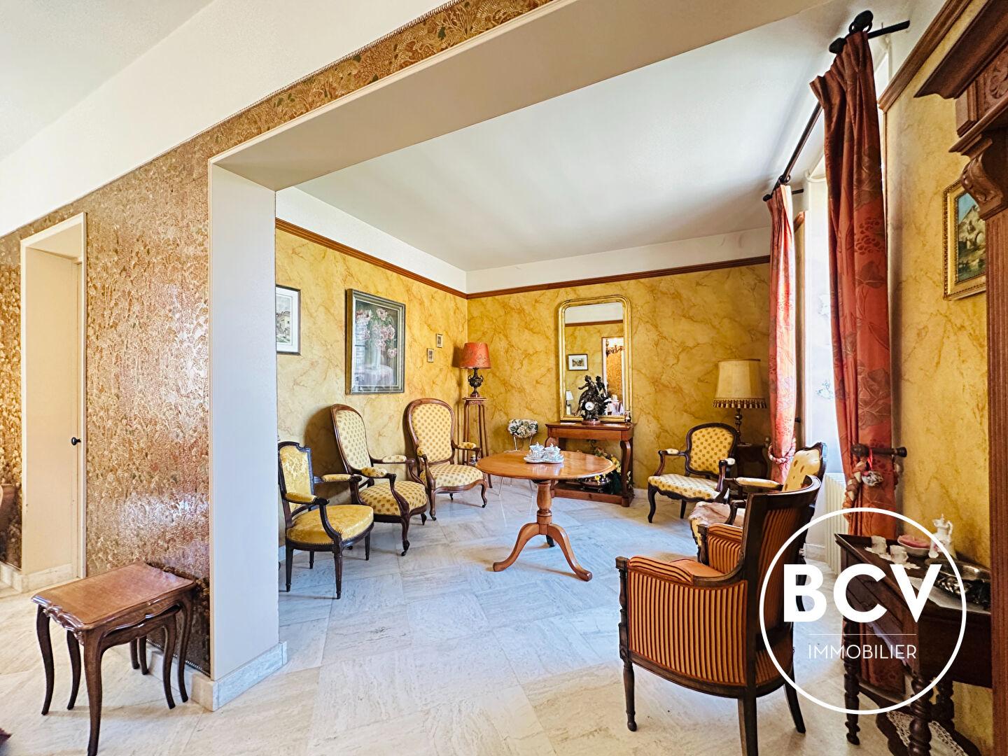 Ancien corp de ferme avec maison dépendances et hangar