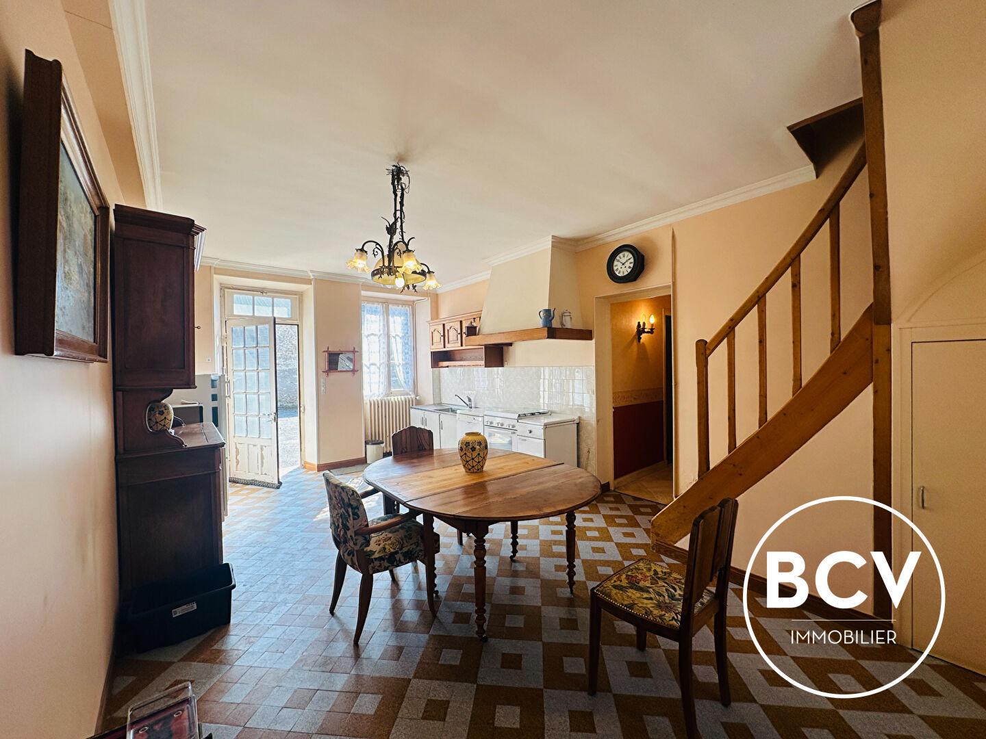 Ancien corp de ferme avec maison dépendances et hangar