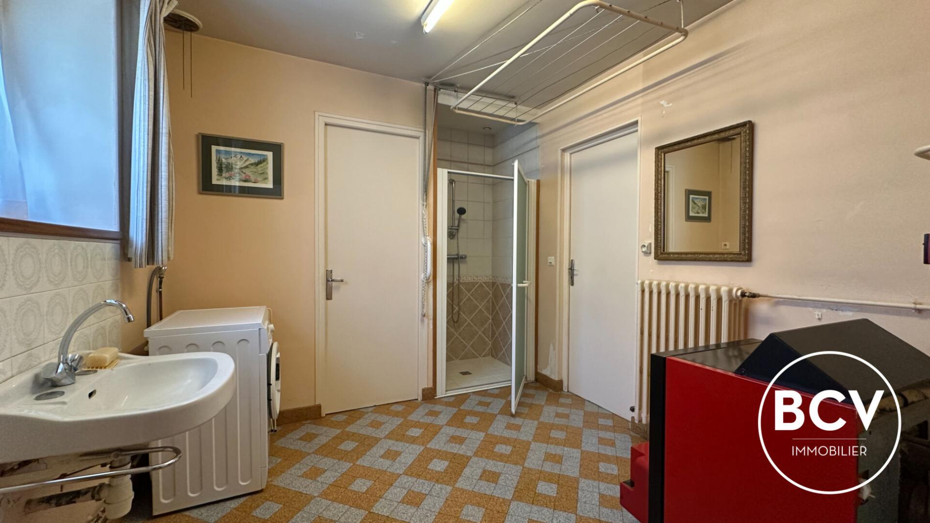 Ancien corp de ferme avec maison dépendances et hangar