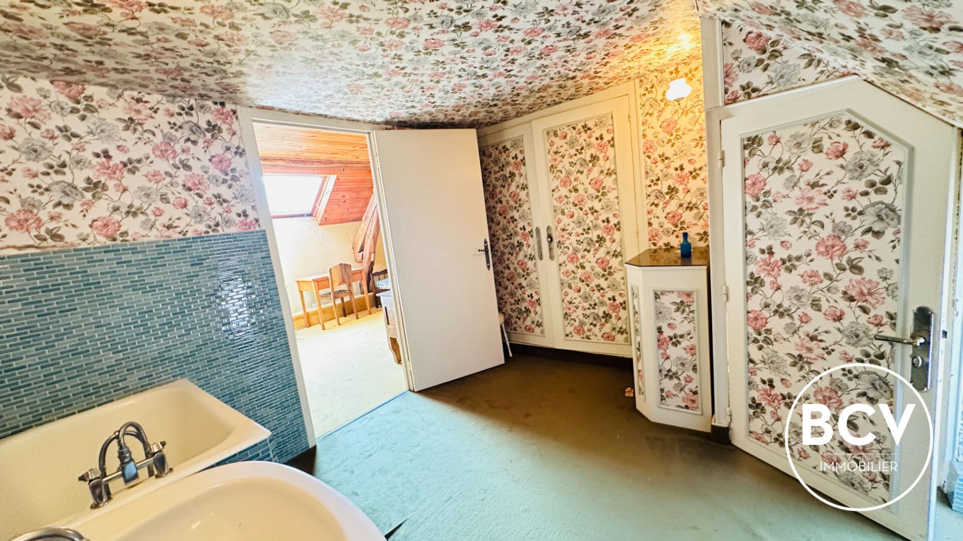 Ancien corp de ferme avec maison dépendances et hangar