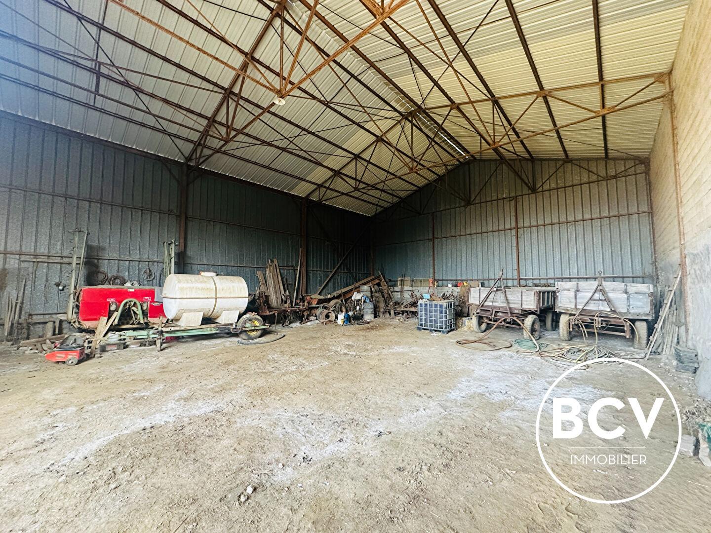 Ancien corp de ferme avec maison dépendances et hangar