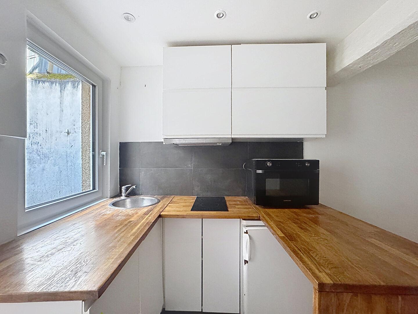 CHARTRES mairie - Maisonnette avec cour privative