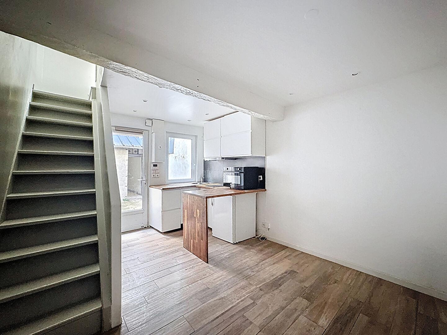 CHARTRES mairie - Maisonnette avec cour privative