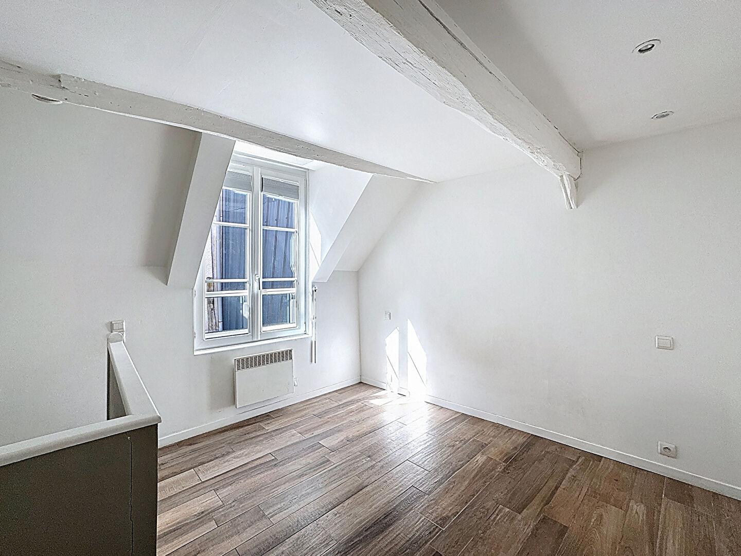 CHARTRES mairie - Maisonnette avec cour privative