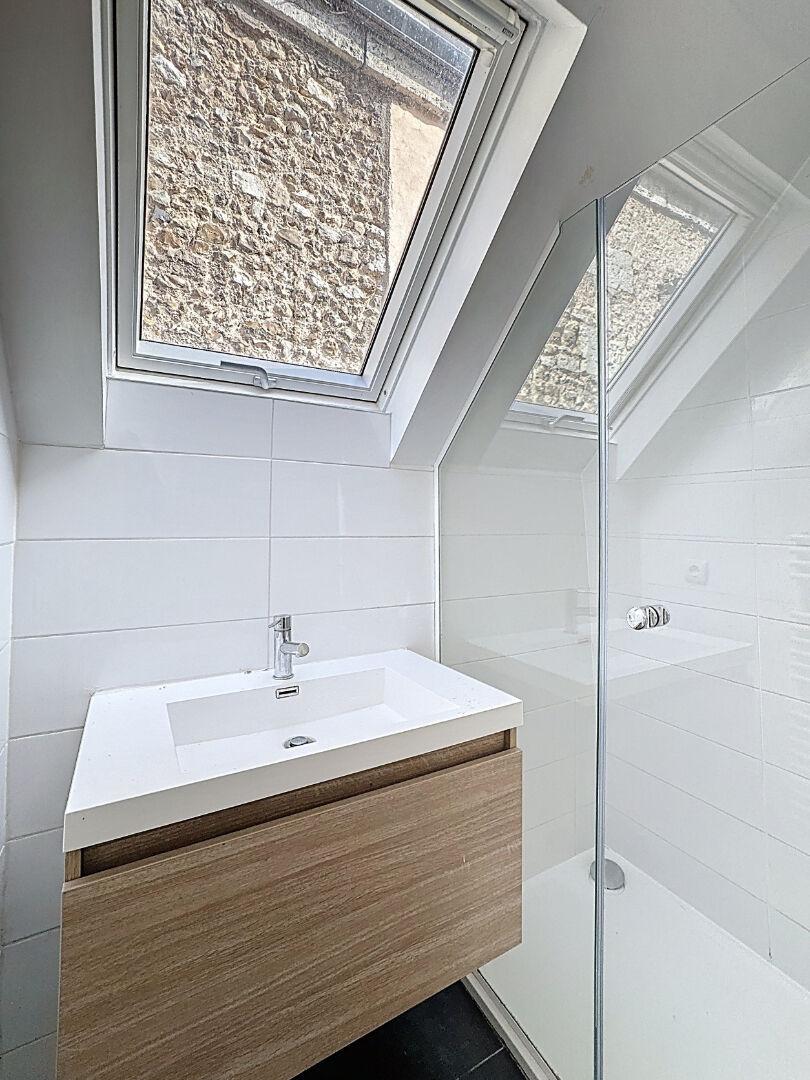 CHARTRES mairie - Maisonnette avec cour privative