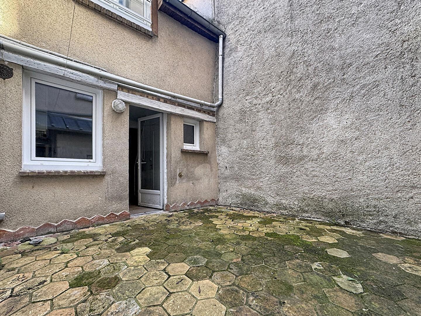 CHARTRES mairie - Maisonnette avec cour privative