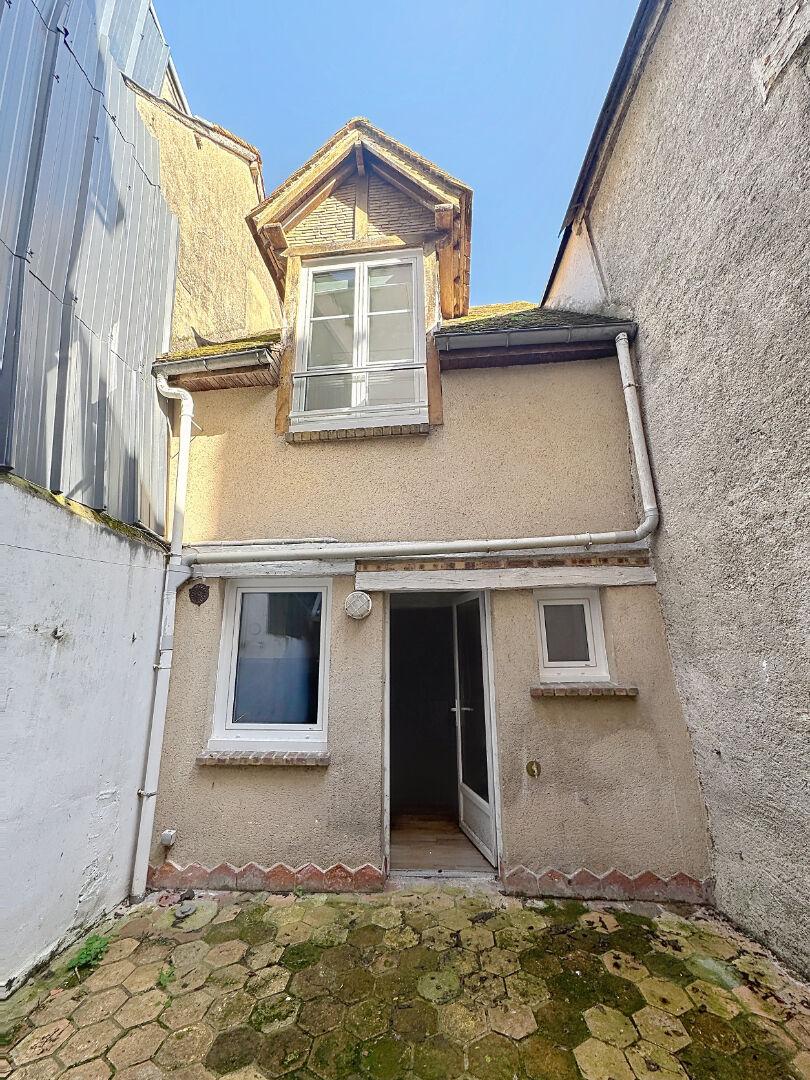CHARTRES mairie - Maisonnette avec cour privative