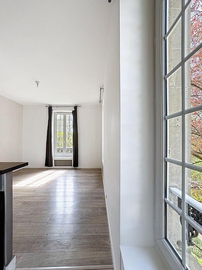 Beau 3 pièces avec belle hauteur sous plafond - eau et chauffage inclus