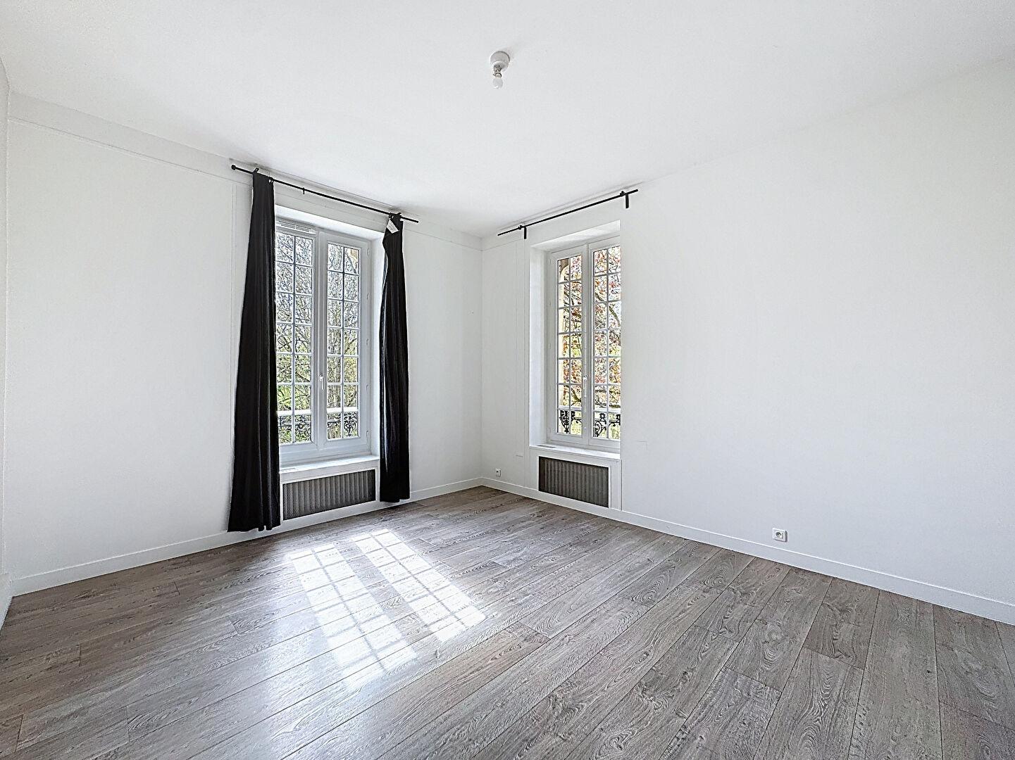 Beau 3 pièces avec belle hauteur sous plafond - eau et chauffage inclus