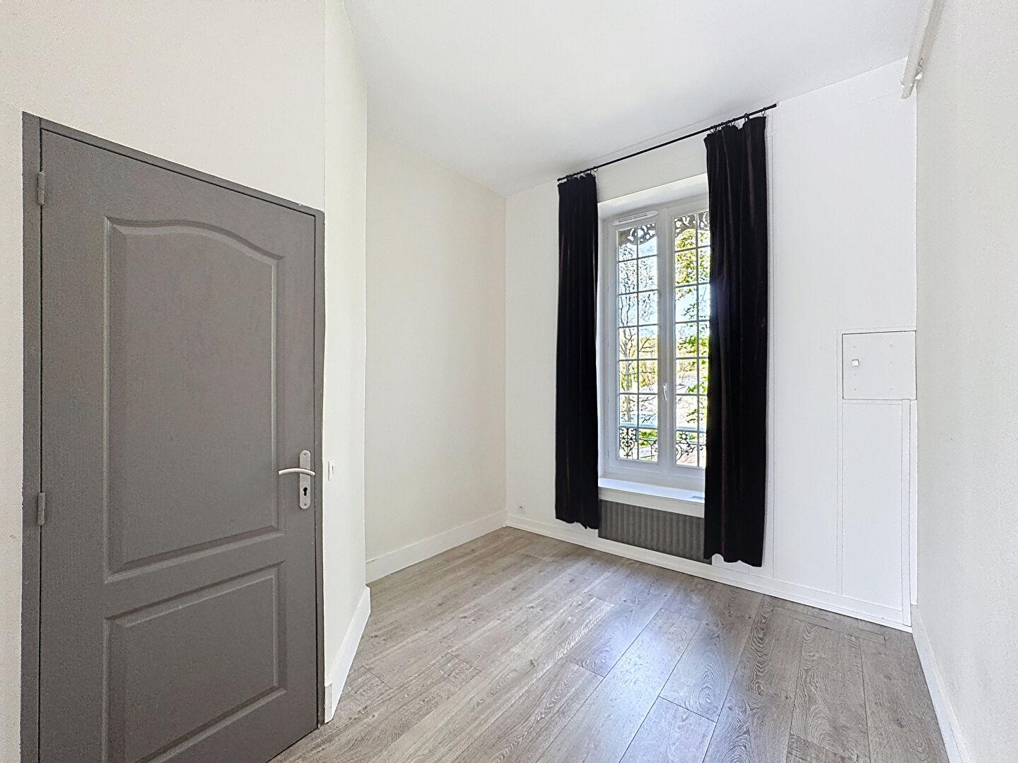 Beau 3 pièces avec belle hauteur sous plafond - eau et chauffage inclus