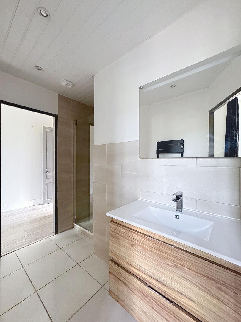 Beau 3 pièces avec belle hauteur sous plafond - eau et chauffage inclus