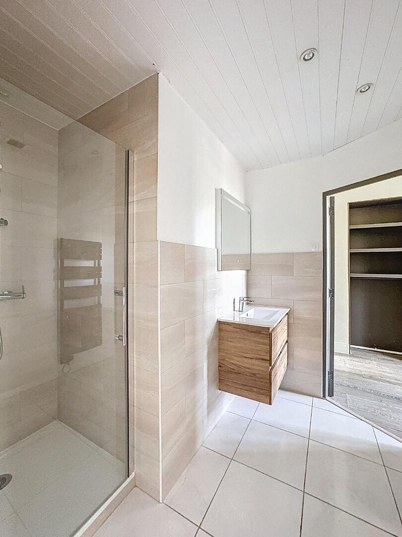 Beau 3 pièces avec belle hauteur sous plafond - eau et chauffage inclus