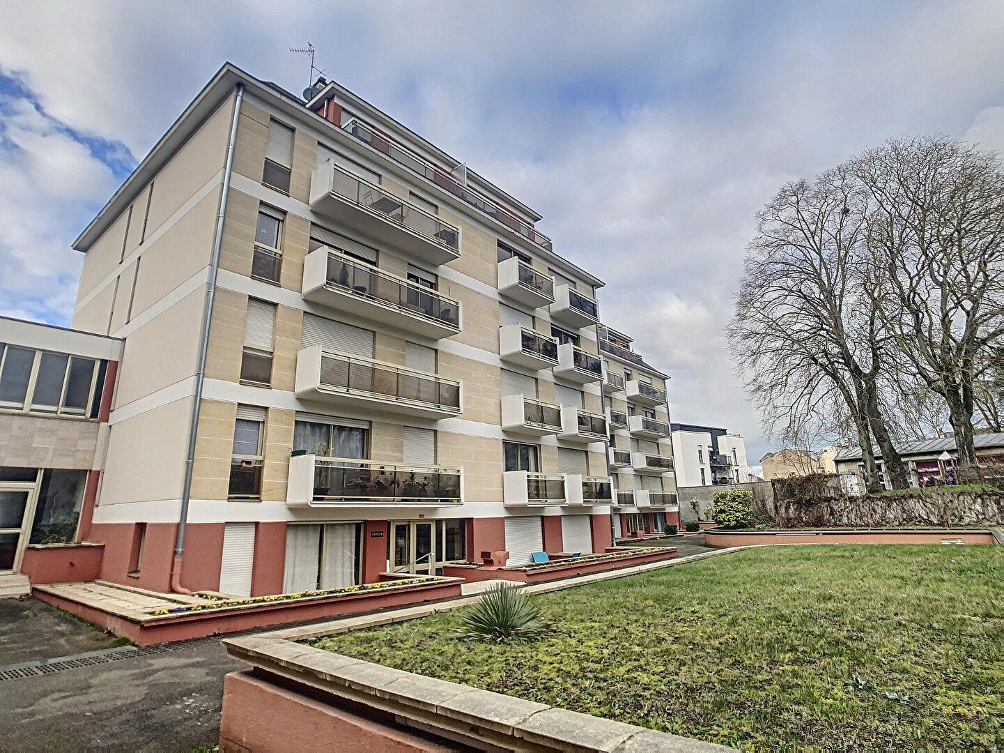Chartres - studio meublé avec balcon et parking