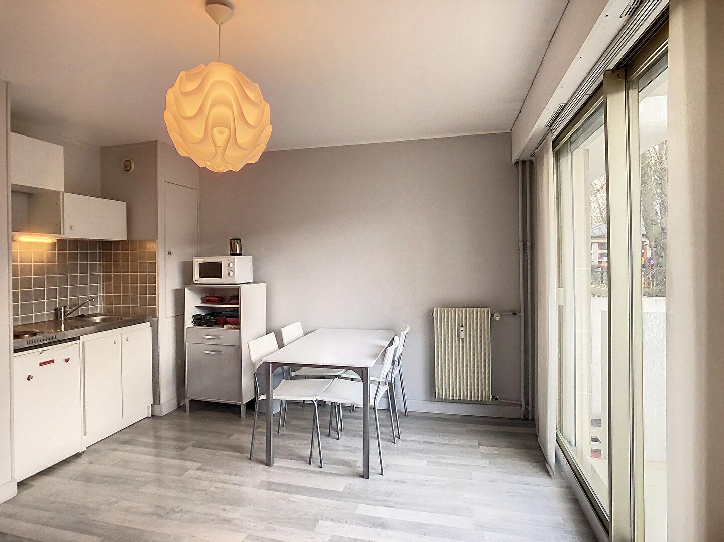 Chartres - studio meublé avec balcon et parking