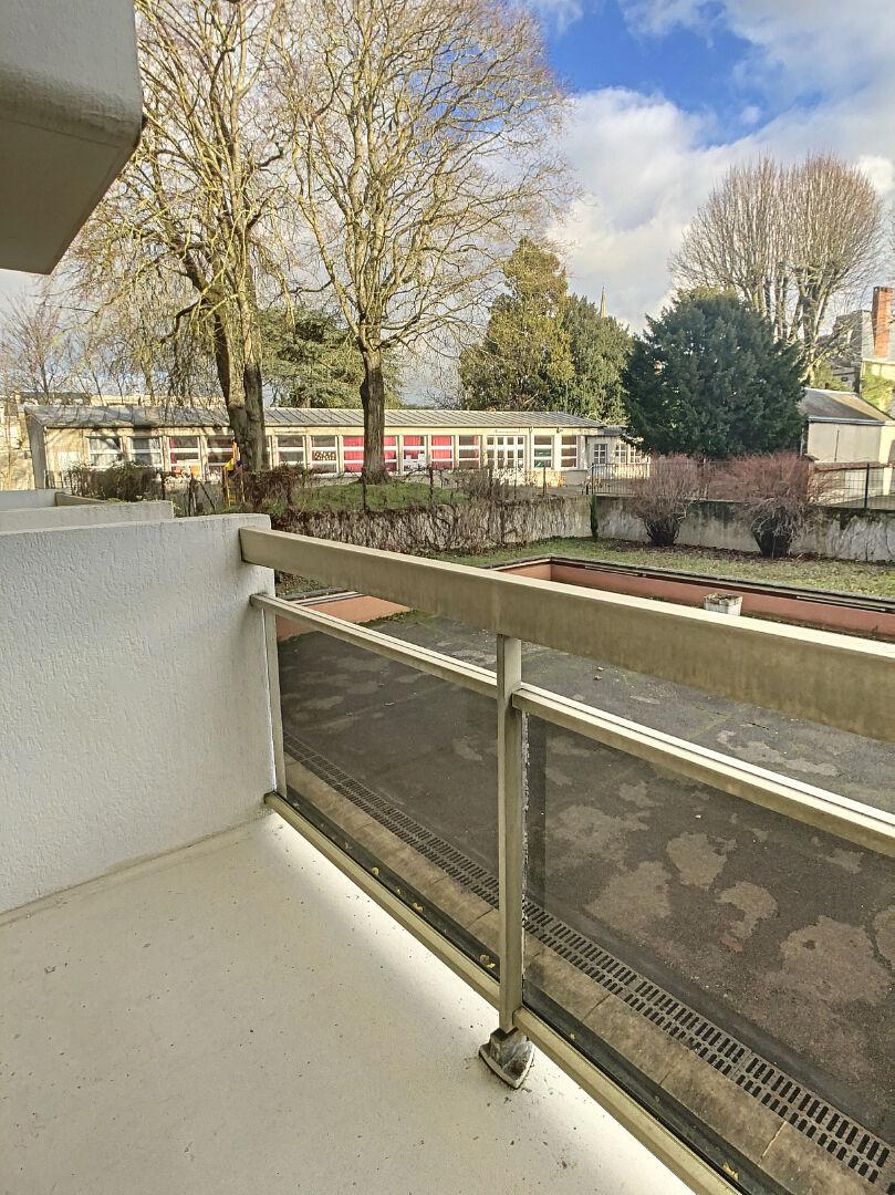 Chartres - studio meublé avec balcon et parking