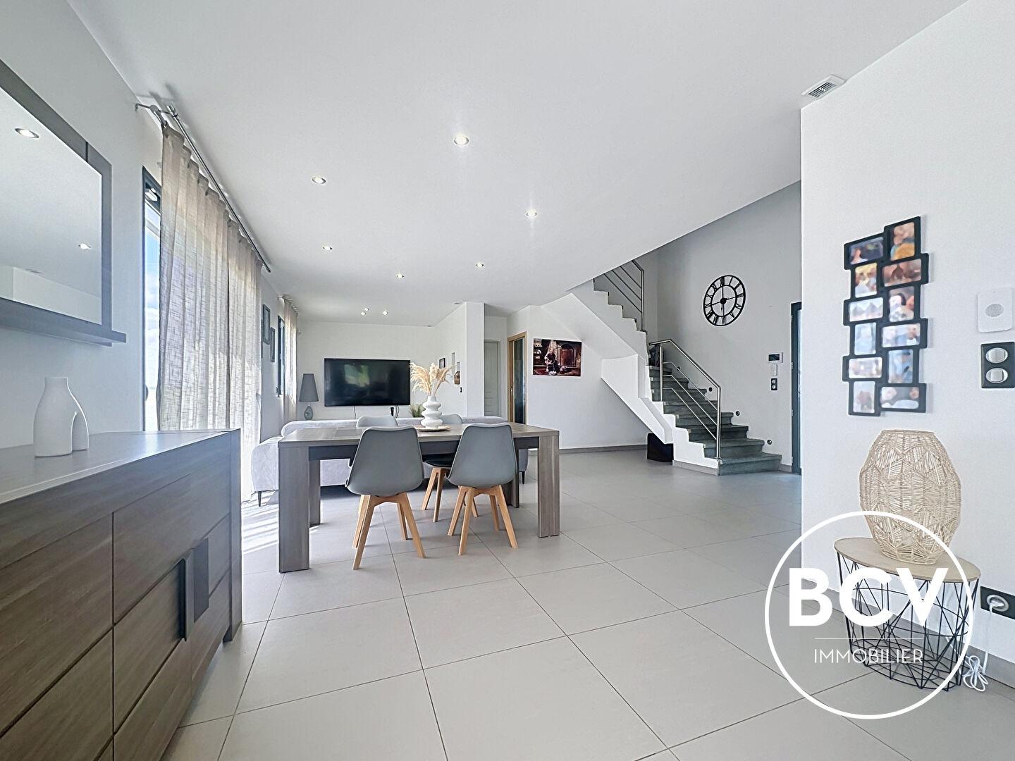 Maison de 2016, 4 chambres, garage double.
