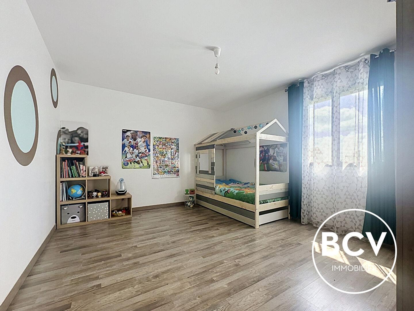 Maison de 2016, 4 chambres, garage double.