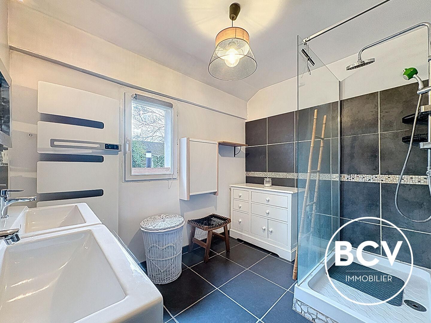 Maison 8 pièces de 251 m² sur un terrain de 1 460 m²
