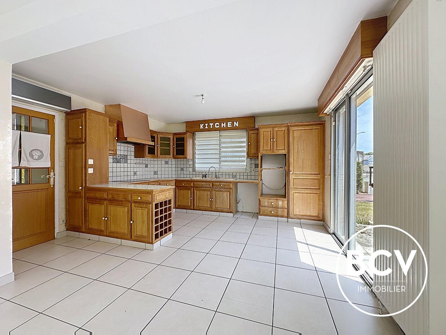 LEVES (28, maison de maçon T7  197M² sous-sol total , piscine et garage double