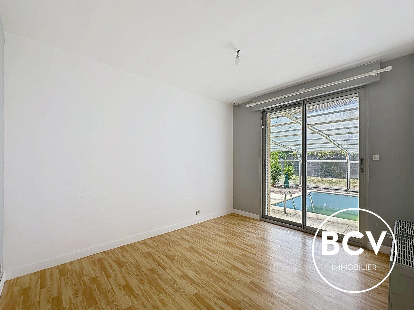 LEVES (28, maison de maçon T7  197M² sous-sol total , piscine et garage double