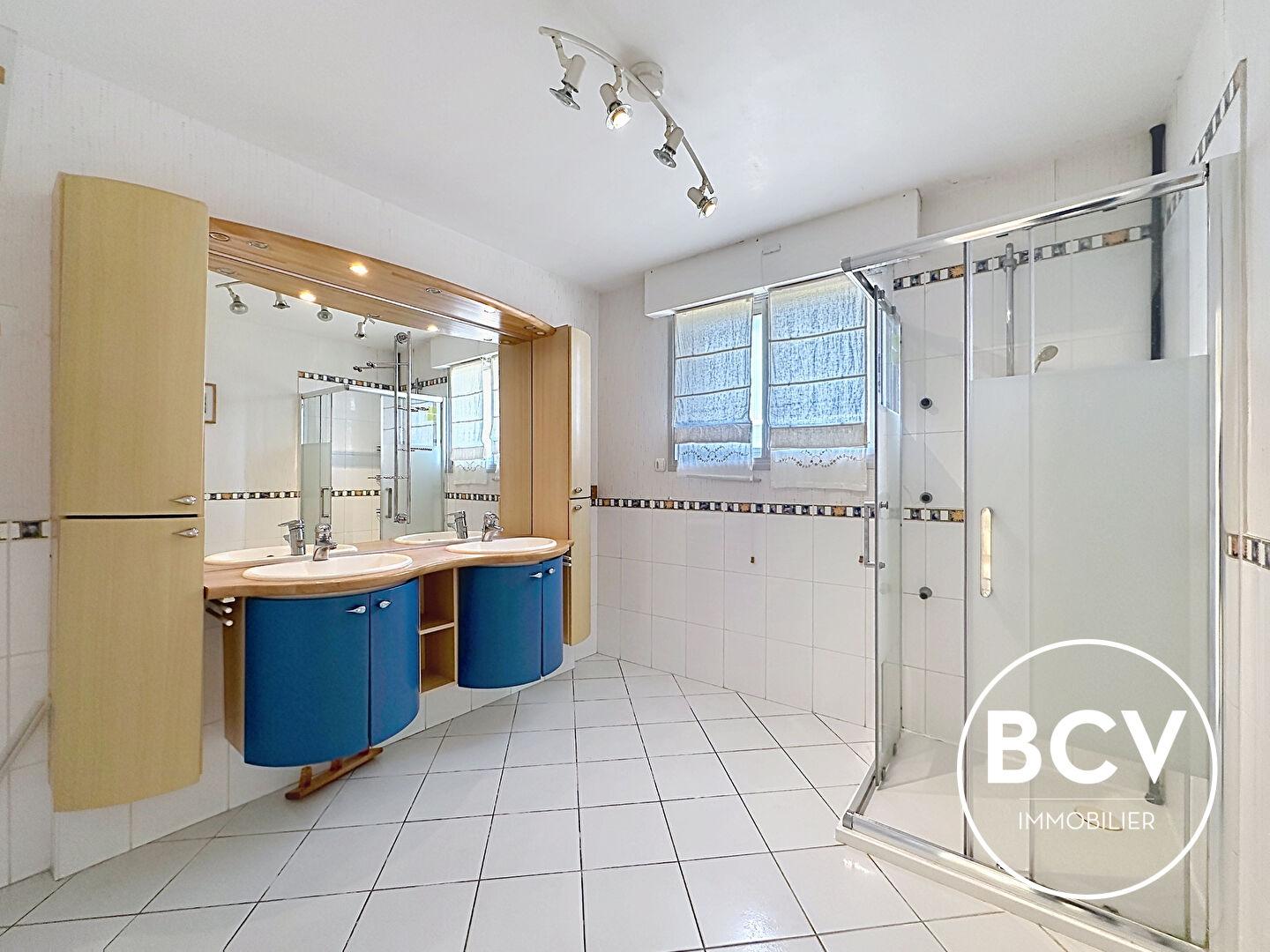 LEVES (28, maison de maçon T7  197M² sous-sol total , piscine et garage double