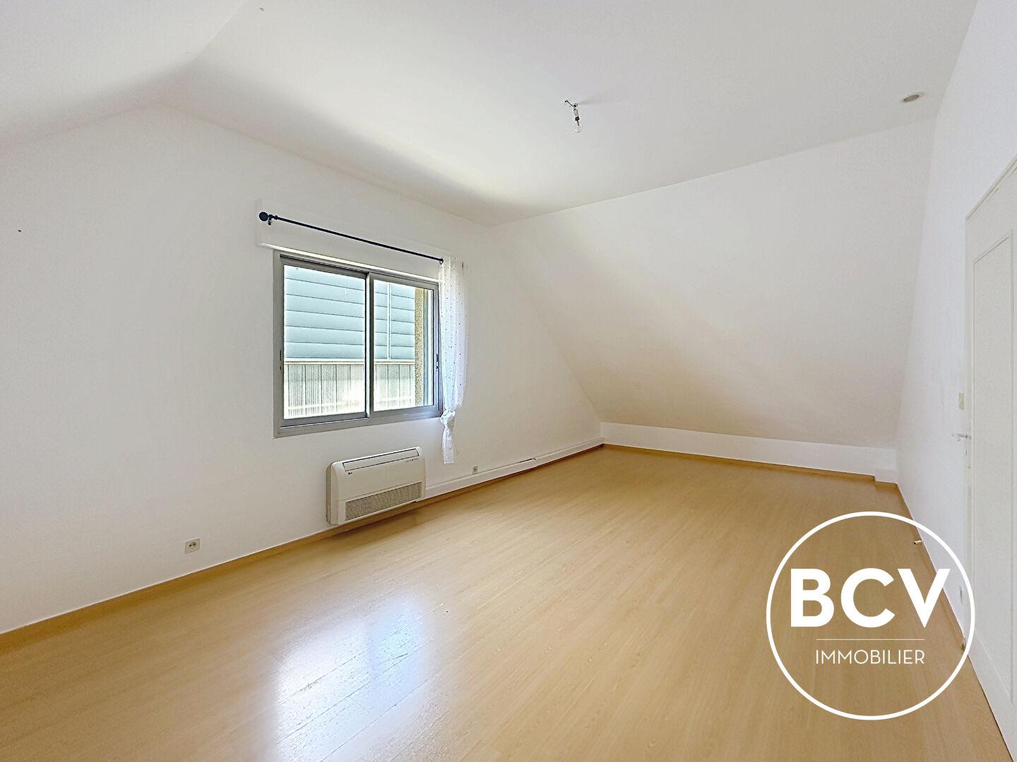 LEVES (28, maison de maçon T7  197M² sous-sol total , piscine et garage double