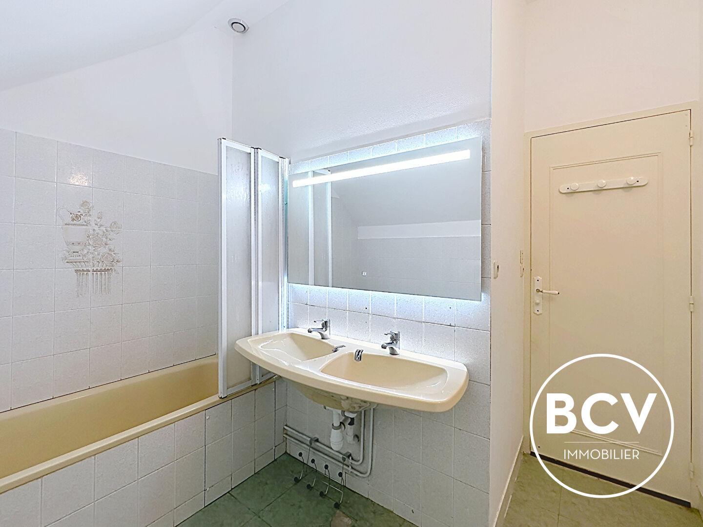 LEVES (28, maison de maçon T7  197M² sous-sol total , piscine et garage double