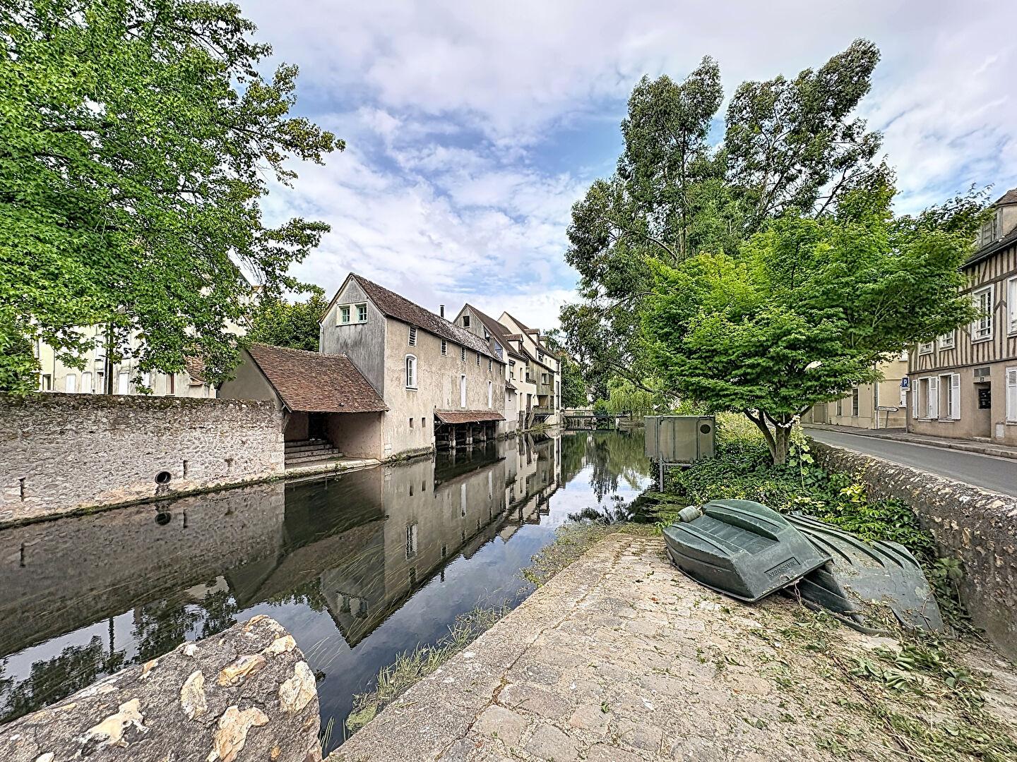 CHARTRES - basse ville - grand 3 pièces avec parking