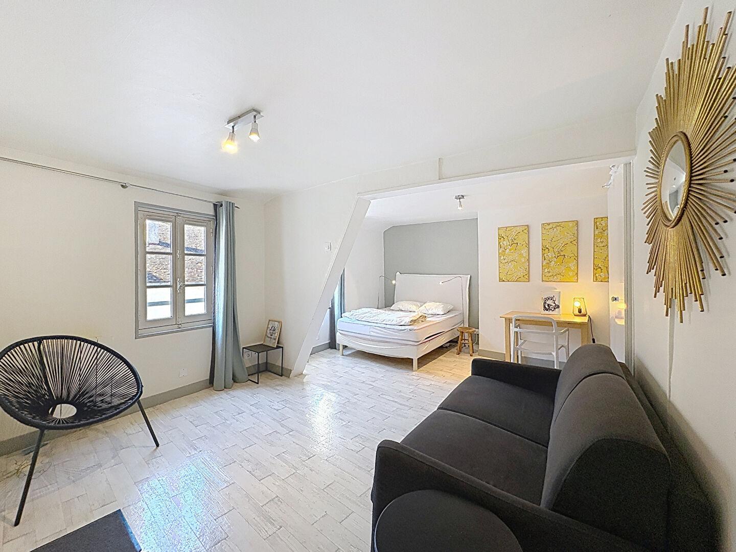 Immeuble 5 Appartements vendus loués et meublés 35700 HC/ an - Rentabilité nette 6.60%